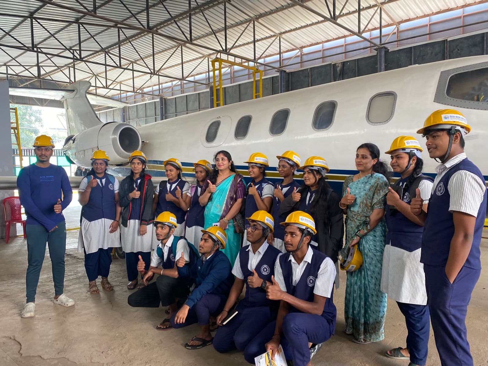 Group photo in front of an aircraft during the aeronautical trip